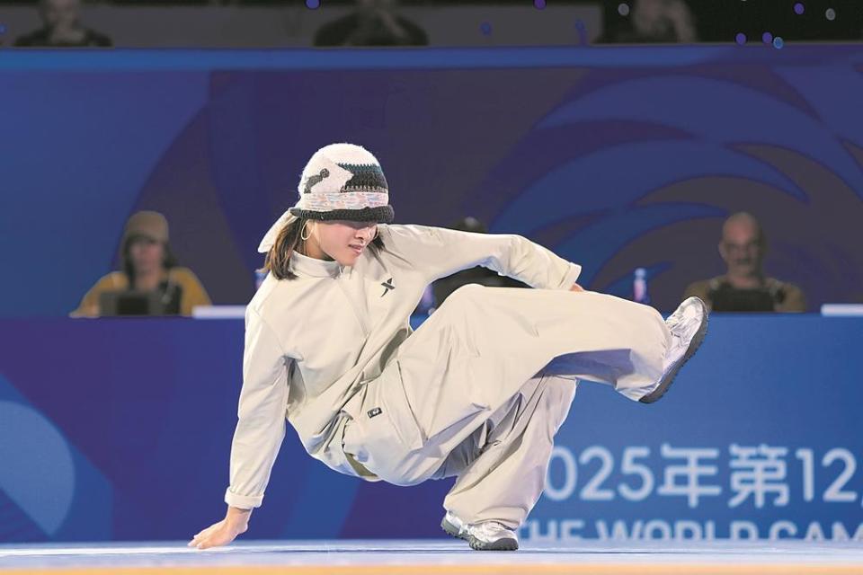 举办, 莹莹, 绩名列小组